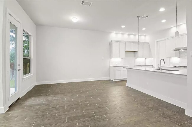 Building Photo - 200 Castlefields St