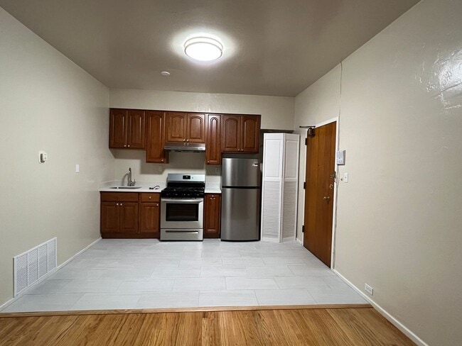 Building Photo - 841 Clay St