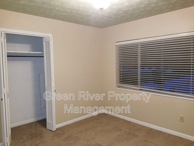 Building Photo - 2758 Oakdale Dr W
