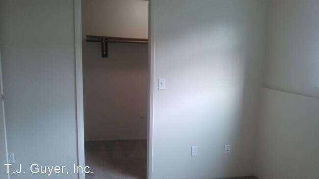 Building Photo - 1 br, 1 bath Apartment - 4702 108th Street...