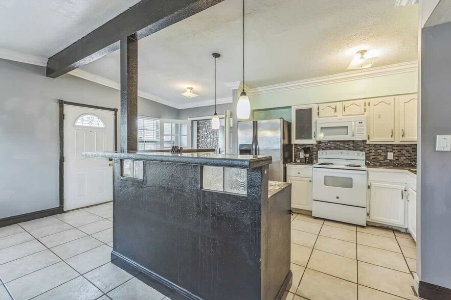 Building Photo - 911 26th St Ct E