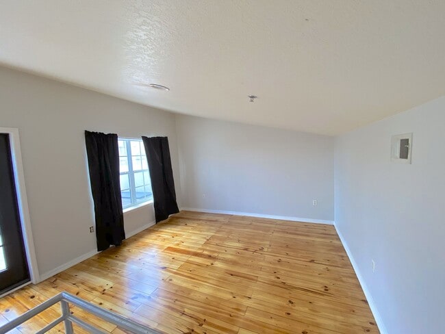 Building Photo - Stunning and Unique Luxury Town Home for R...