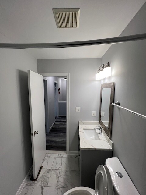 hall full bath inside view - 4801 Waltonshire Cir