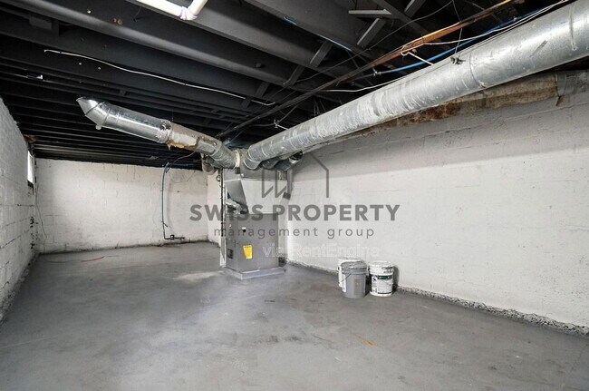 Building Photo - 889 E Livingston Ave