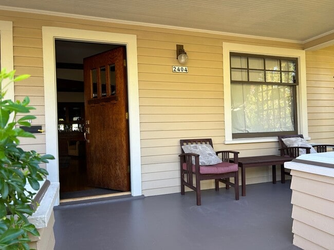 Building Photo - Beautiful Fully Furnished Home in Close-In...