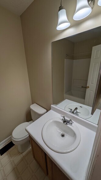 Building Photo - 3909 Meadow Creek Dr