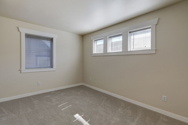 Building Photo - Charming Seattle Townhome with Garage Available Now! A/C included!