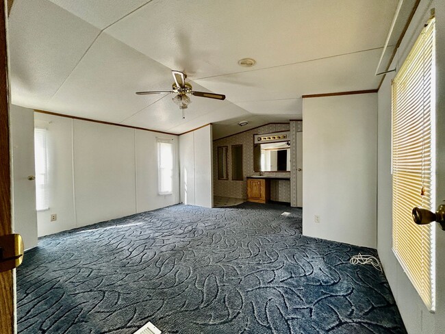 Building Photo - Available Now! 3 Bedroom 2 bath unit