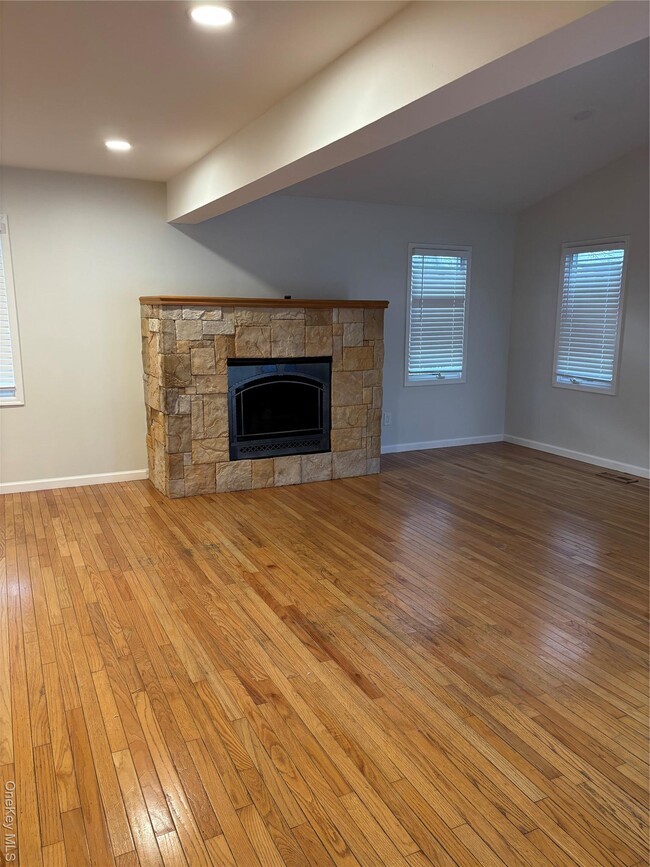 Building Photo - 23 W Court Dr