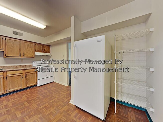 Building Photo - 5801 Russett Pl