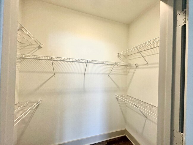 Building Photo - 2222 Smith St