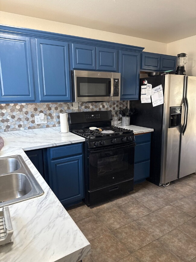 Building Photo - Don't miss out on this beautiful and spacious home!  Large back yard with detached workshop!