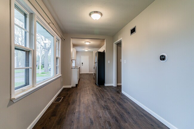 Building Photo - 210 S Victor St