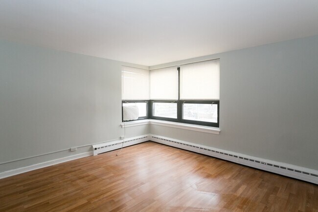 Building Photo - 448 W Wellington Ave