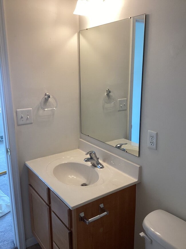 Building Photo - Bright 3 Bedroom, 2.5 Bath Townhome in Spring Grove Schools!!