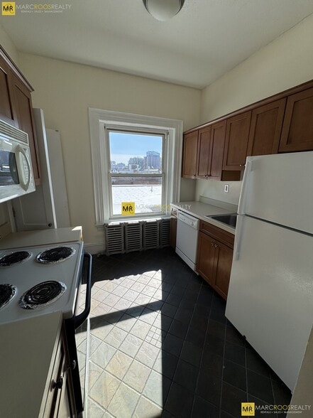 Building Photo - 465 Park Dr