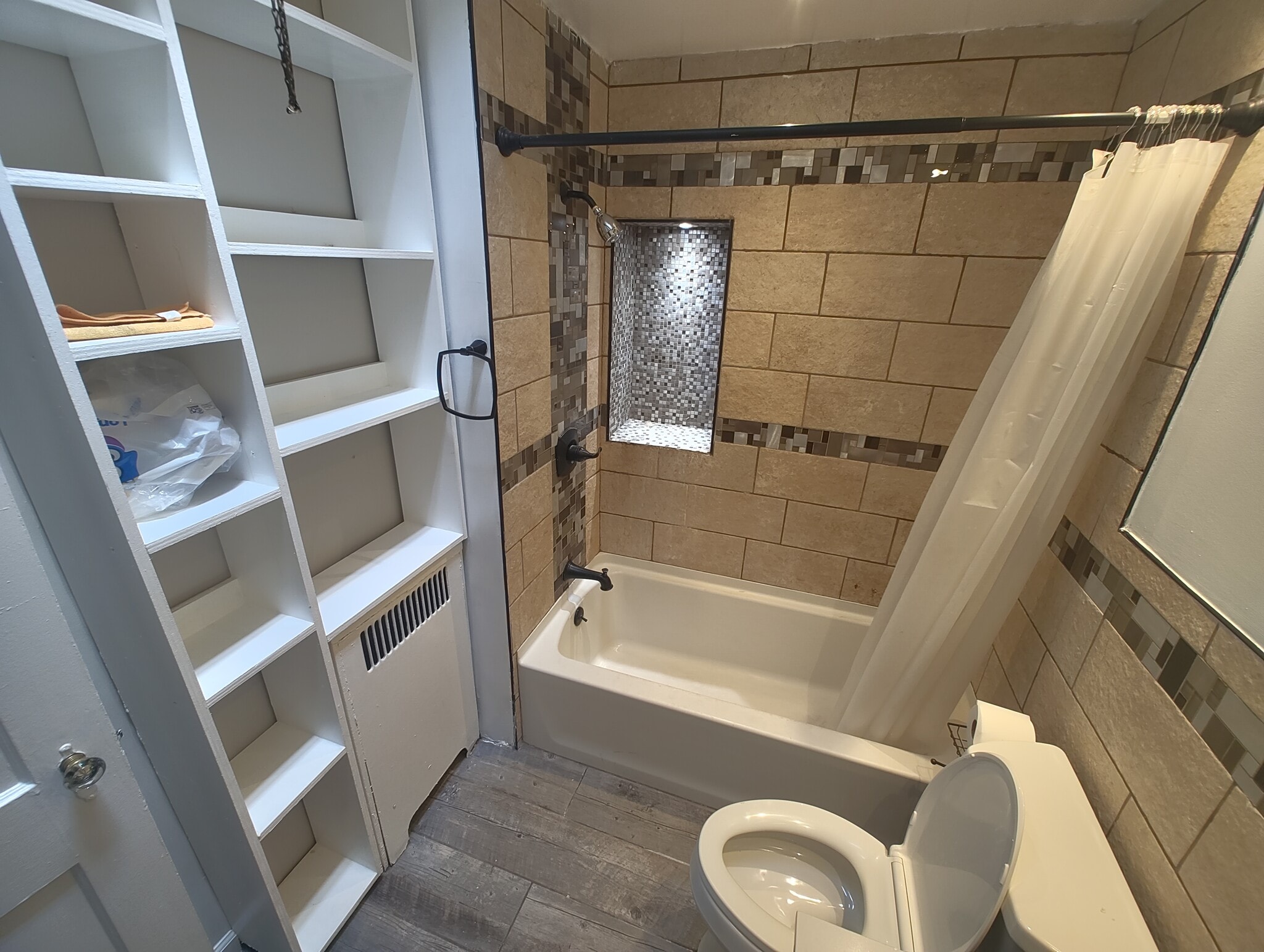 Full bathroom - 1624 E Mayland St