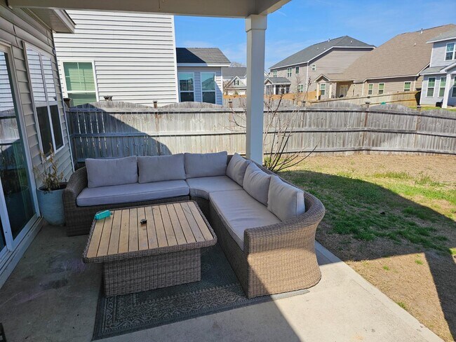 Building Photo - 819 Queenshire Ln