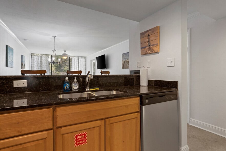 Building Photo - 2046 Beach Blvd