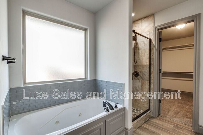 Building Photo - 6133 Oxnard St