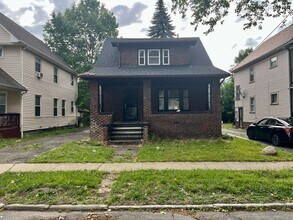 Building Photo - Three bedroom one bathroom home for rent