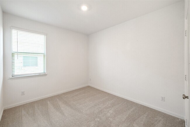 Building Photo - 4905 Woodloch Dr