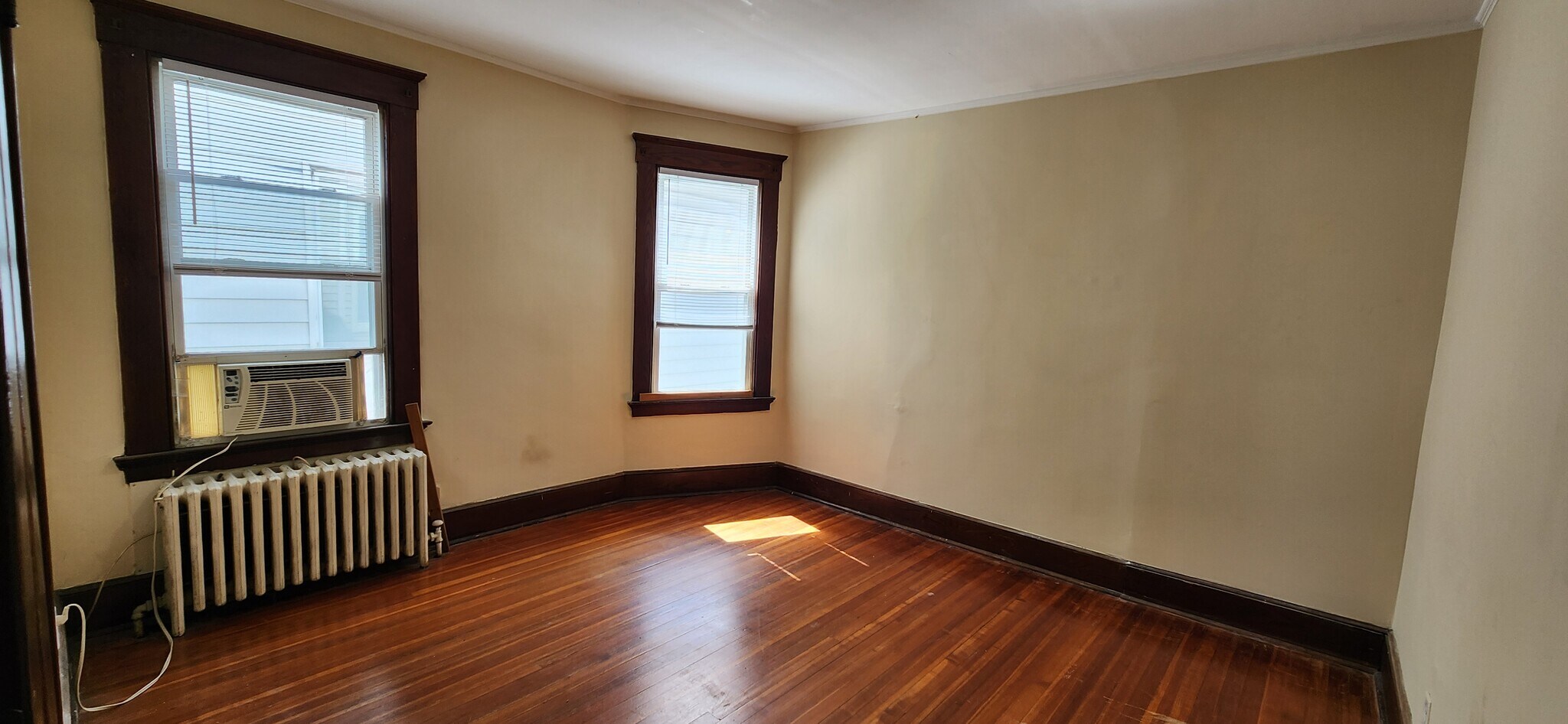 Building Photo - 352 Elm St