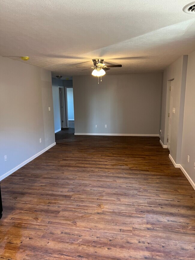Building Photo - 442 Redbud Dr