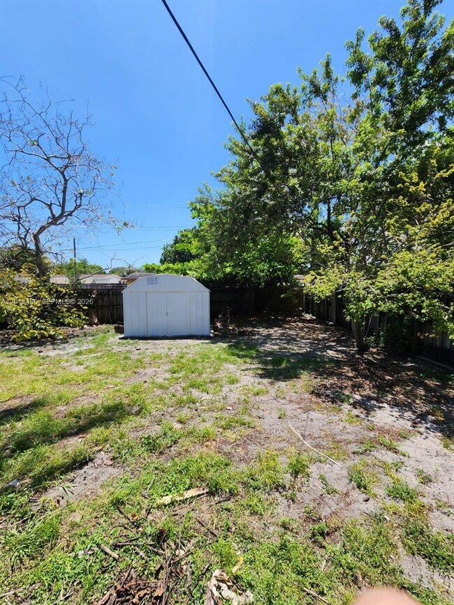 Building Photo - 1180 NE 185th St