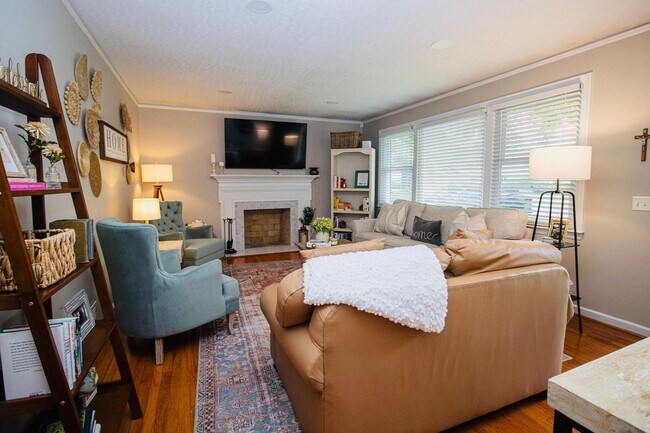 Building Photo - Stunning 3 Bedroom, 2 Bathroom in West Col...