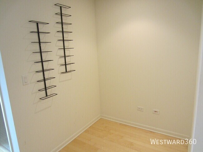 Building Photo - 225 S Sangamon-605