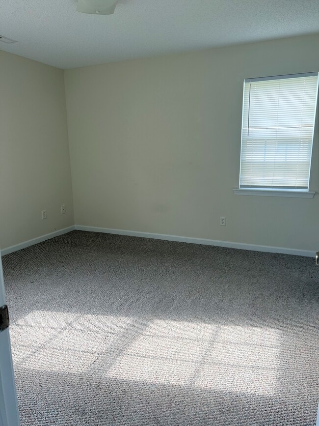 Building Photo - 1525 VINTAGE HILL APTS