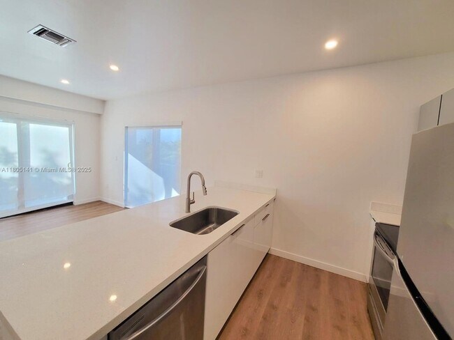 Building Photo - 1950 Fletcher St