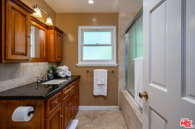 Building Photo - 13843 Milbank St