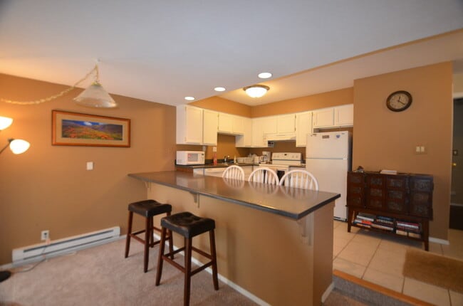 Building Photo - Warrior's Mark Condo!  Walk to town and on the bus route! Pet negotiable!