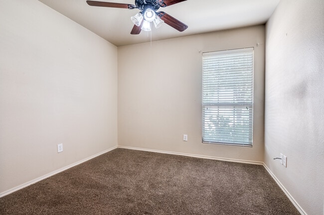 Building Photo - 805 Canyon Pl