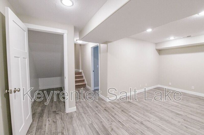 Building Photo - 1091 W Emerald Pools Ln