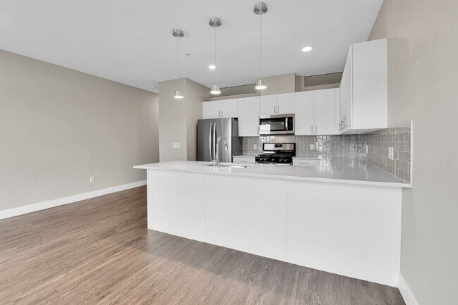 Building Photo - $1,695 - 1 Bed, 1 Bath Condo with In Unit Laundry in Secured Building!