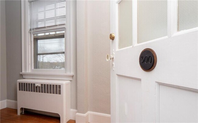 Building Photo - 118 Ruggles Ave