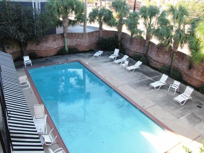 Building Photo - Gated 2br w/pool at N. Gates of LSU on Highland by the Chimes