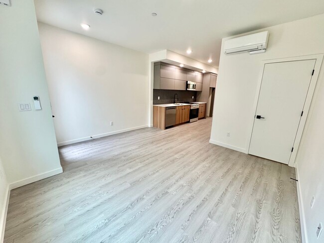 Building Photo - *1 MONTH FREE RENT* A 2bd/2bath Modern Tow...