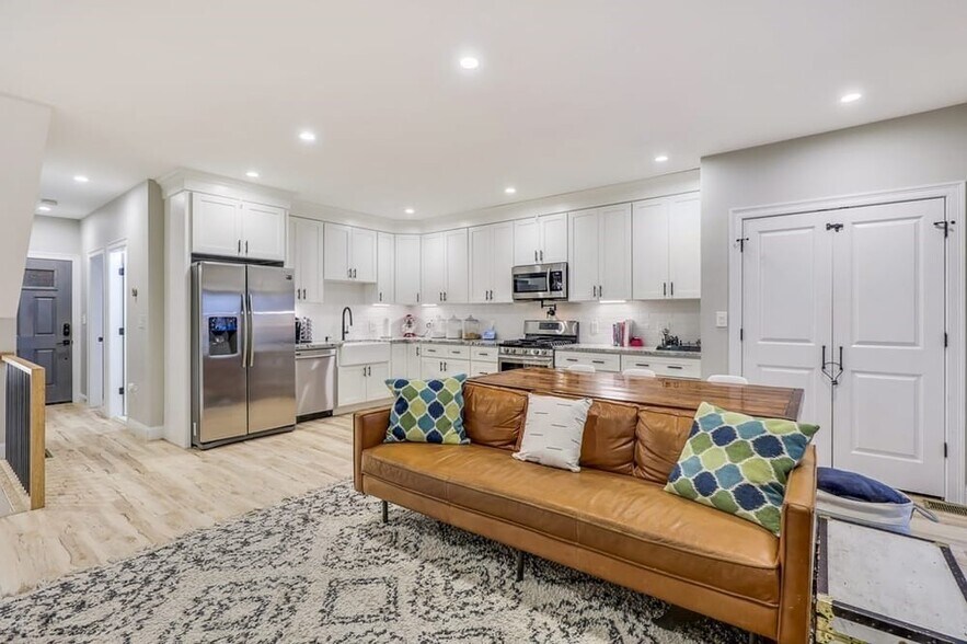 Building Photo - 142 W 8th St