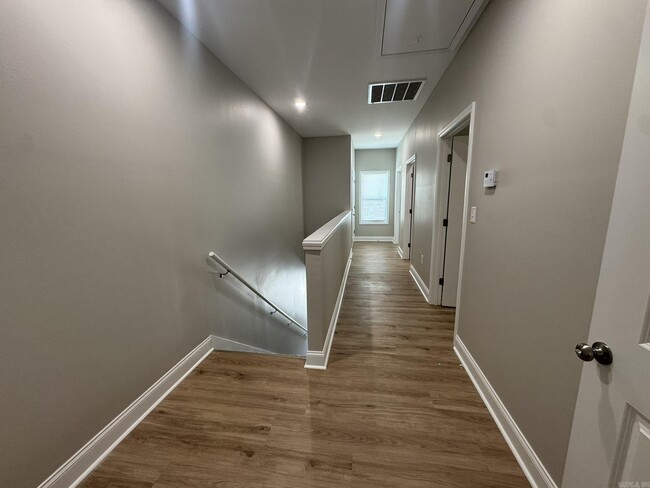 Building Photo - 221 N Elm St