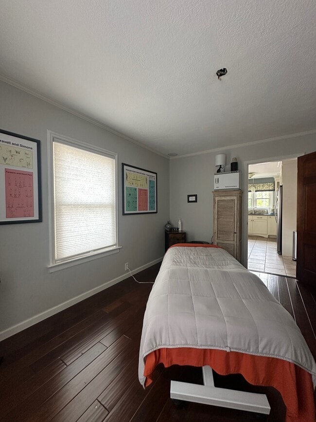 Building Photo - 932 Robinson St