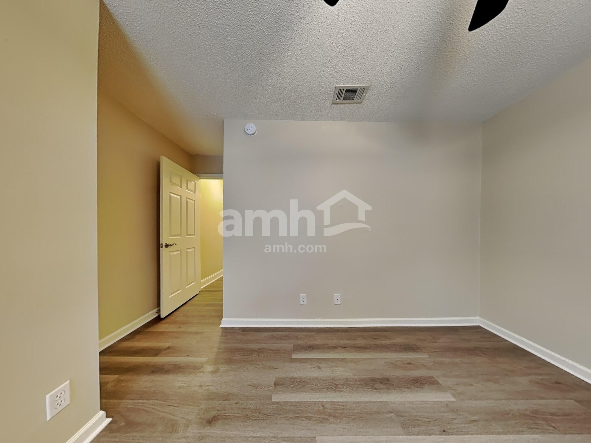 Building Photo - 409 Roberts Way