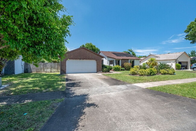 Building Photo - Beautifully updated Pool Home