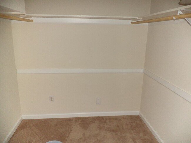 Building Photo - 4 Bedroom Single Family Home in Hampton