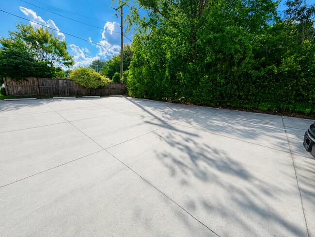 Building Photo - 2035 Rosewood Dr