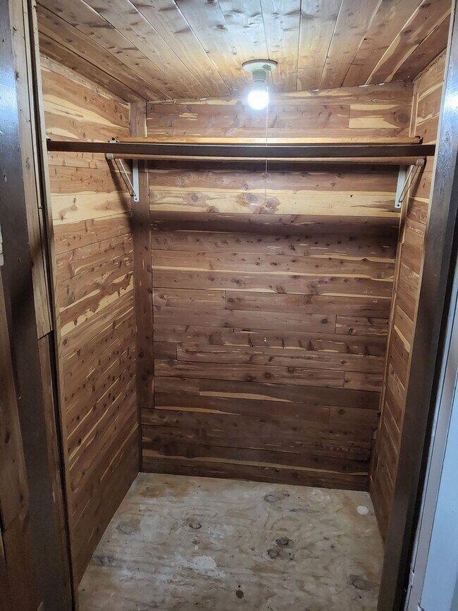 Building Photo - Welcome to this Chicago-style brick Bungal...