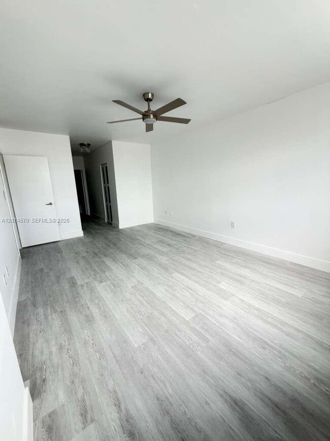 Building Photo - 500 Bayview Dr